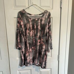 Acting Pro women’s grey and pink top size large